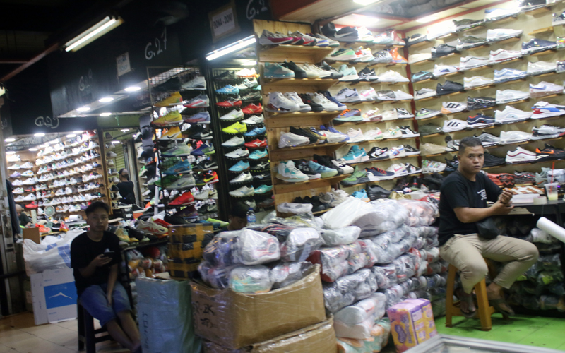 Pasar Puring Surganya Sepatu Branded Murah