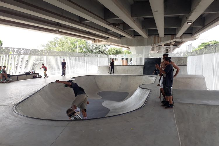 Skatepark di Kolong Flyover Pasar Rebo