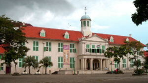 Museum Fatahillah di Kota Tua adalah sebuah jendela yang mengungkap kisah masa lalu Jakarta melalui koleksi artefak bersejarahnya. | Foto : Wikicommons